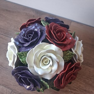 Großer Rosenstrauß Keramik Blumengeschenk (auf Vorbestellung erhältlich), perfekt für schmückende Gräber, Gedenktafeln