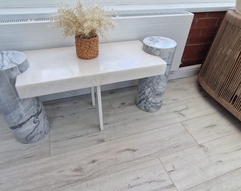 Mesa de centro de ónix blanco natural con base de mármol Carara