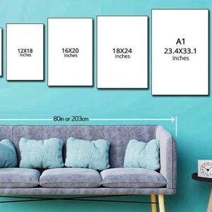 K&ouml;nnte beinhalten: Ein Vergleich verschiedener Gr&ouml;&szlig;en von gerahmten Drucken, von 8x10 Zoll bis 24x36 Zoll. Die Drucke werden an einer hellblauen Wand &uuml;ber einem grauen Sofa mit hellblauen Kissen gezeigt. Das Sofa ist 80 Zoll oder 203 Zentimeter breit.