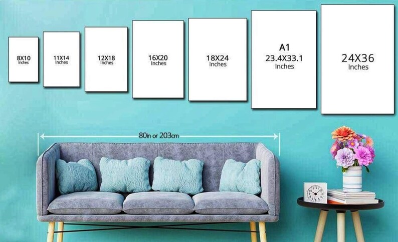 K&ouml;nnte beinhalten: Ein Vergleich verschiedener Gr&ouml;&szlig;en von gerahmten Drucken, von 8x10 Zoll bis 24x36 Zoll. Die Drucke werden an einer hellblauen Wand &uuml;ber einem grauen Sofa mit hellblauen Kissen gezeigt. Das Sofa ist 80 Zoll oder 203 Zentimeter breit.