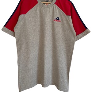 Camiseta Adidas Vintage Talla L (D6) Cuello redondo Manga corta El mejor clásico de los 90 Gris Azul Rojo Logotipo Adidas bordado Unisex