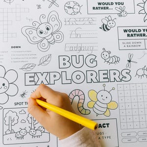 Könnte beinhalten: Eine weiße Aktivitätsmatte mit dem Schriftzug "BUG EXPLORERS" und Insektenillustrationen. Eine Hand hält einen gelben Bleistift und malt die Matte aus. Die Matte enthält ein Kreuzworträtsel, Schreibübungen und ein "Would You Rather"-Spiel.