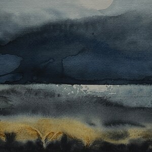 Könnte beinhalten: Aquarellmalerei einer Meereslandschaft mit dunklem, stürmischem Himmel und ruhigem Meer. Das Kunstwerk zeigt Schattierungen von Blau, Grau und einen Hauch von Gelb am unteren Rand. Die Signatur des Künstlers und das Jahr 2023 sind unten rechts zu sehen.