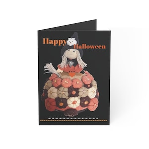 Zartes Orange – Grußkarte mit Halloween-Motiv einer kleinen Hexenpuppe. Kunstdruck, dekorative, süße und lustige Illustration von Coryn.