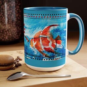 オレンジブルーのツートンカラーのコーヒーマグ、魚が描かれています。スカラーモチーフのファインアートイメージプリントの装飾的な水彩画の爽やかなイラストです。