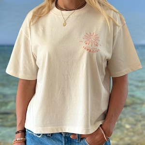 Cropped T‑shirt “Sunkissed and Stoked” – Sun Graphic Tee | Boho Crop Top – Zomer Geschenk Voor Haar