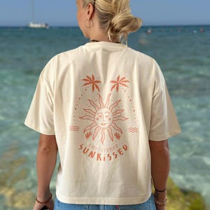 Camiseta Cropped “Sunkissed and Stoked” – Top Gráfico Sol | Crop Boho Minimalista – Regalo de Verano para Ella