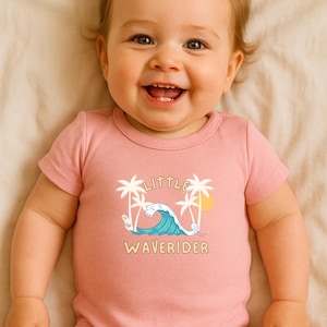 Body Bebé “Pequeña Waverider” – Estampado Ola & Palmeras | Regalo Bebé | Ropa Playa Pastel