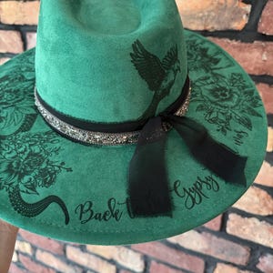 Sombrero Steampunk Verde Esmeralda – Sombrero de Serpiente con Flores y Tarjetas – Ala Grande con Cita Gitana – Sombrero Steampunk Único – Idea de Regalo para Ella