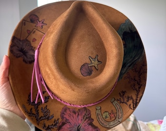 Geschilderde suède cowgirlhoed: op maat gemaakt Western Coastal Cowgirl-accessoire,