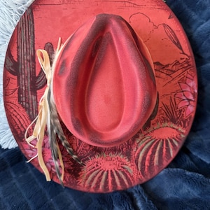 Individuell eingravierter Cowgirlhut: Herbstliches Brautaccessoire