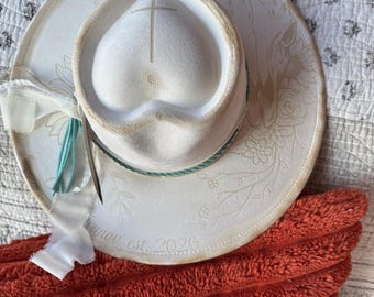 Iets blauws cowgirlhoed: boho-bruiloftsaccessoire met zonnebloemen