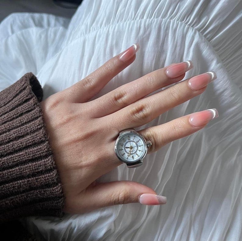 Reloj de anillo vintage mini: anillo de regalo moderno y ajustable Silver & Pearl White