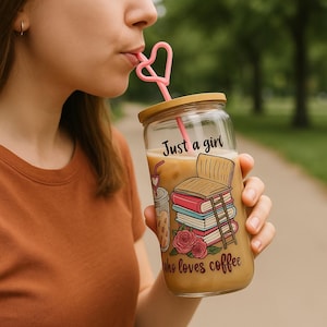 Barattolo di vetro "Just a Girl Who Loves Books" - Bicchiere estetico per amanti dei libri - Grazioso regalo per lettori - Tazza da caffè freddo con coperchio in bambù