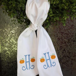 Personalisierte Herbstkranz Schärpe | Monogrammierte Kürbis-Kranz-Fliege | Herbst-Haustür-Dekor | Erntedank-Kranz Akzent
