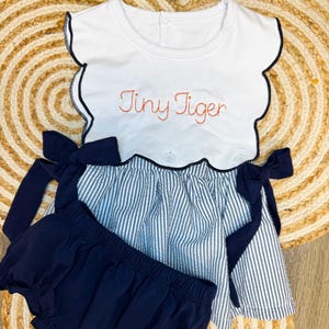 Collegiate Tigers Baby Body – Personalisierter Seersucker Bodysuit – Spieltag Outfit – Spieltag Onesie – Bestickte College Baby Kleidung