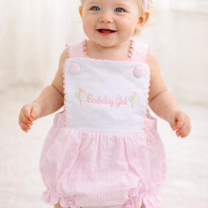 Erster Geburtstagskind Mädchen Bubble Romper: Rosa gestreifter Seersucker, gestickte Luftballons