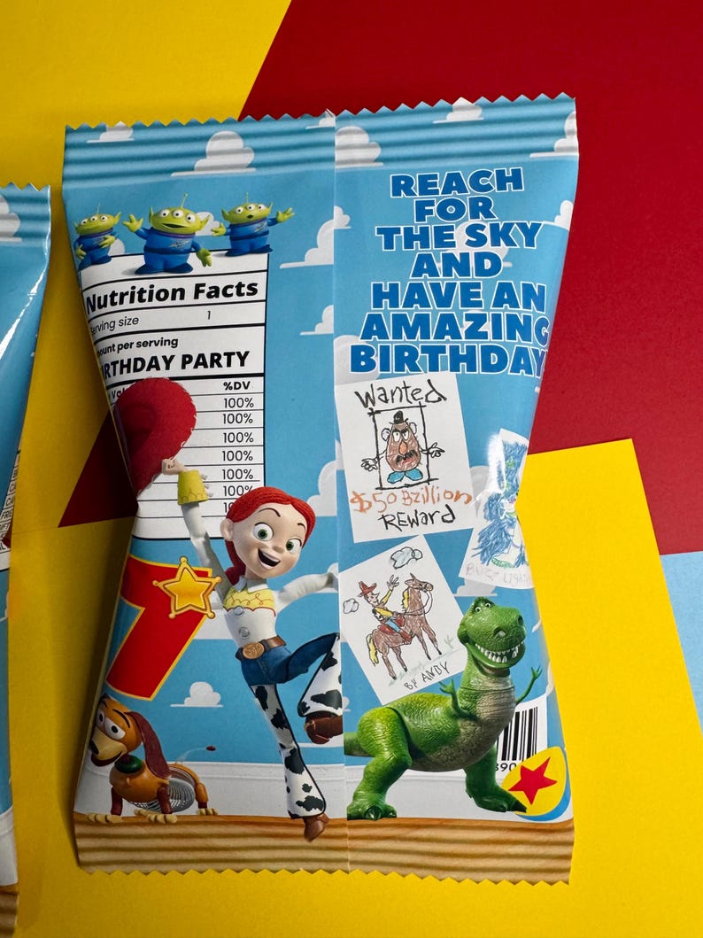 Pode incluir: Um saco de lanches colorido com o tema de festa de anivers&aacute;rio com personagens do filme Toy Story. A sacola tem um fundo de c&eacute;u azul com o texto "Reach for the Sky and Have an Amazing Birthday". A sacola tamb&eacute;m apresenta desenhos de personagens e um r&oacute;tulo de informa&ccedil;&otilde;es nutricionais.