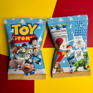 Pode incluir: Duas embalagens de batatas fritas azuis com o tema Toy Story com v&aacute;rios personagens e o texto "TOY STORY". Uma embalagem tem o n&uacute;mero "7" e a frase "Reach for the sky and have an amazing birthday". O fundo &eacute; vermelho, amarelo e azul.