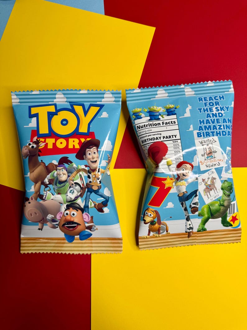 Pode incluir: Duas embalagens de batatas fritas azuis com o tema Toy Story com v&aacute;rios personagens e o texto "TOY STORY". Uma embalagem tem o n&uacute;mero "7" e a frase "Reach for the sky and have an amazing birthday". O fundo &eacute; vermelho, amarelo e azul.