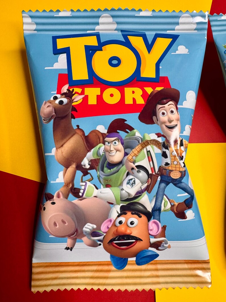 Pode incluir: Uma embalagem azul com as palavras "TOY STORY" em letras amarelas. A embalagem apresenta personagens de desenhos animados como Woody, Buzz Lightyear e o Sr. Batata. O fundo &eacute; azul-c&eacute;u com nuvens brancas.