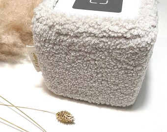 Miliboo - Fauteuil en tissu effet velours texturé beige, bois clair et Miliboo - Fauteuil en tissu effet velours texturé beige, bois clair et