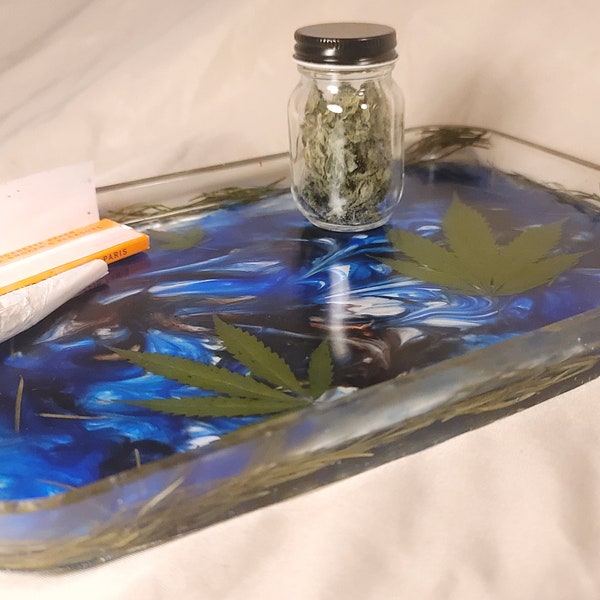 Marijuana/Cannabis rolling tray with real nature and cannabis leaves