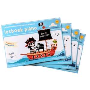 Op de afbeelding: Een stapel van vier blauwe en rode pianolesboeken voor kinderen van 5 tot 10 jaar. De boeken hebben een piraten thema met een cartoon piraat die piano speelt op een schip. De titel van het boek is "lesboek piano" en de tekst "begin nu met piano!" staat op de kaft. De boeken zijn gelabeld "Niveau 0-1" en "Piano Piraatjes".