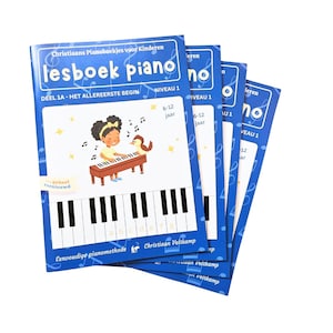 Op de afbeelding: Een stapel blauwe pianolesboeken voor kinderen, met een cartoonillustratie van een meisje dat piano speelt. De titel van het boek is "lesboek piano" en de tekst "DEEL 1A - HET ALLEREERSTE BEGIN" is ook zichtbaar.