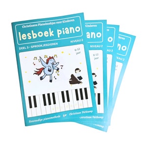 Op de afbeelding: Een stapel blauwe pianolesboeken voor kinderen, met de titel "lesboek piano" met de ondertitel "sprookjesdieren" en "niveau 2". De boeken zijn voor kinderen van 6 tot 12 jaar en bevatten een cartoon-einhorn op de omslag.