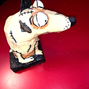 Frankie, cane in cartapesta fatto a mano, alto 18 cm