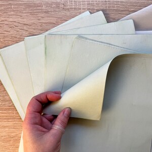 Handgefärbtes Vintage Papier, Set von 20 hellgrünen Blättern, Junk Journaling, Scrapbooking und Collage, A4 Antik Papier, Papier im Shabby Stil