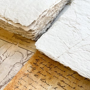 Carta fatta a mano, carta ecologica riciclata, carta con bordo frastagliato formato A5. Carta per artigianato, carta per diario, set di cinque fogli di carta