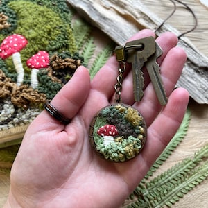 Cottage Fairy Schlüsselanhänger, Pilz Schlüsselanhänger Geschenk, Miniatur Stickerei, Wald Herbst Accessoires, roter Toadstool, niedliches Wald Thema Geschenk