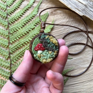 Cottage Fairy paddestoelmos ketting, geborduurde sieraden, handgestikte paddenstoel, bossieraden, miniatuuraccessoires, paddenstoelcadeau