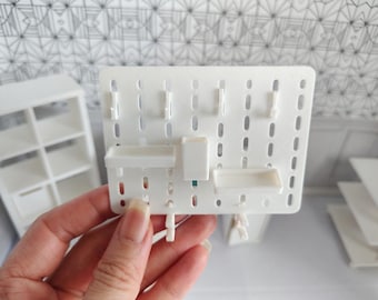 1:12 Skala Dockhus Hantverksrum Pegboard System, Miniatyrdekor