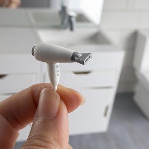 Miniaturowa, nowoczesna suszarka do włosów w skali 1:12, małe narzędzie do stylizacji salonowej, toaletka łazienkowa do domku dla lalek, toaletka, akcesorium do garderoby