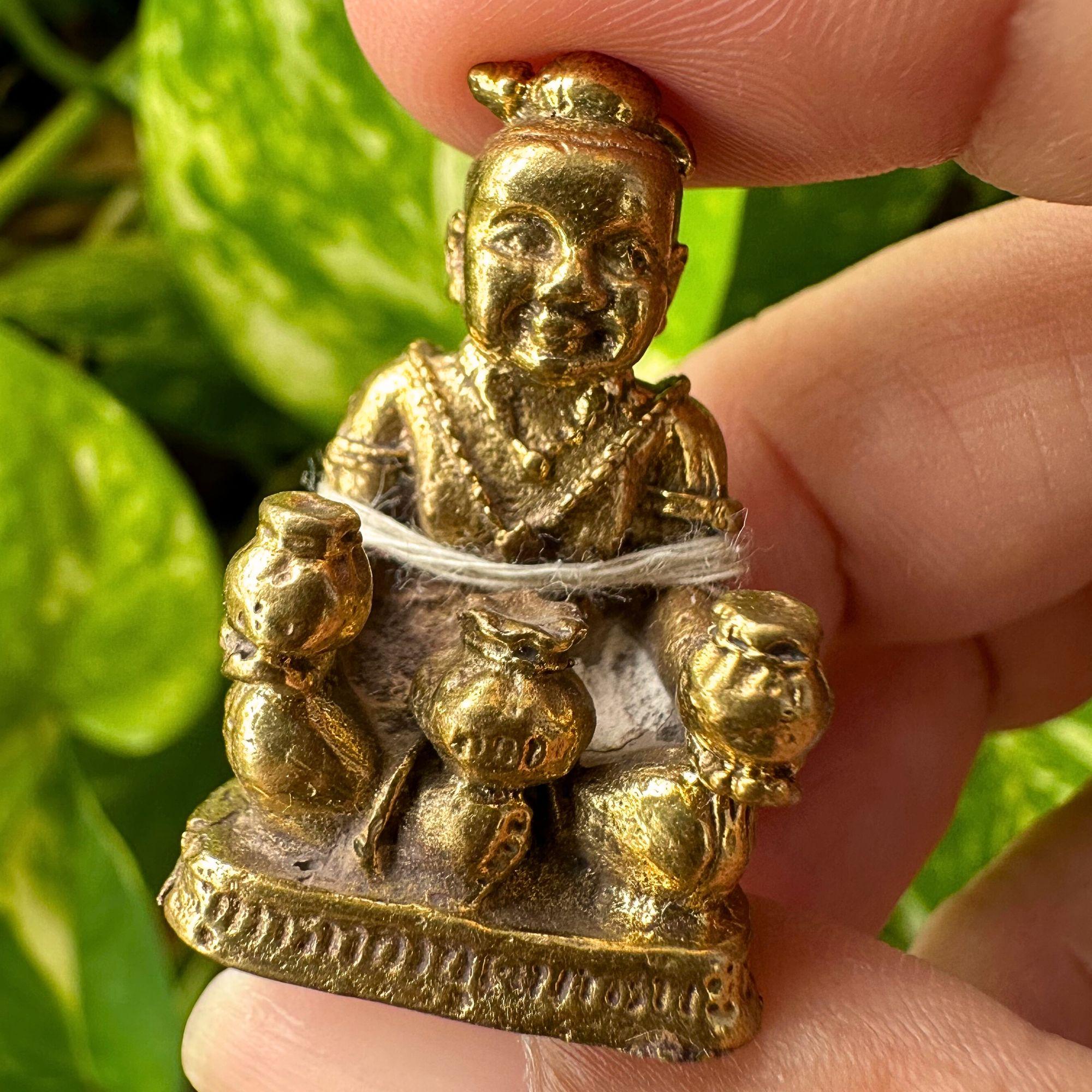 魔女おばあちゃんの手作りクマーントーン　黄金の子　富と幸運を引き寄せる　御守り Kumanthong amulet - Etsy 日本