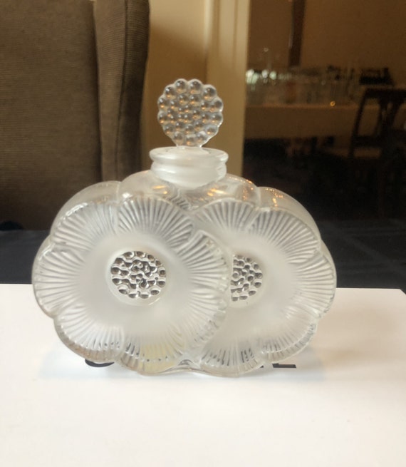 Elegant Frosted Glass Perfume Bottle - image 2