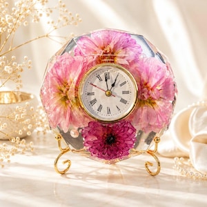 Elegance Pure – Handgemachte Epoxidharz-Uhr mit echten Dahlien | Uhr mit goldenem Ständer | Unikat | Resin Clock mit Blüten