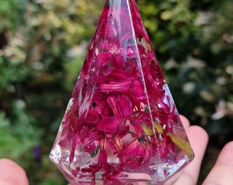 Ring holder made of epoxy resin with real hyacinths – Magenta flower resin ring stand – Unique gift idea handmade