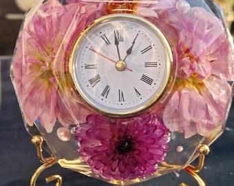 Elegance Pure – Handmade epoxy resin clock with real dahlias | Clock with golden stand | Unique | Resin clock with flowers