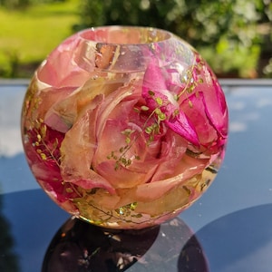 Blooming Candlelight – Tealight holder made of epoxy resin with real roses | Romantic gift | Rose light decoration