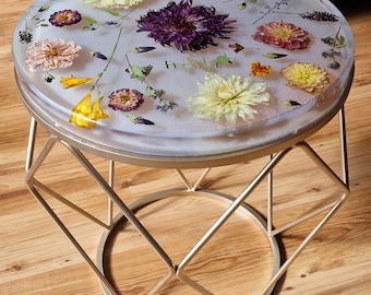 Fairy Table - Epoxy resin table with real flowers & colorshift effect | Handmade resin table | Unique piece with metal frame | 50 cm