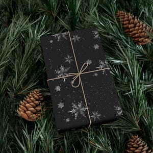 Carta da regalo nera con fiocchi di neve invernali, carta da regalo nera con fiocchi di neve natalizi