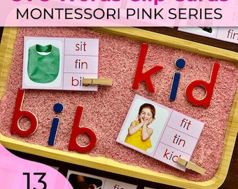 Könnte beinhalten: Ein Satz von 13 CVC-Wort-Clipkarten für Kinder. Die Karten zeigen Bilder und Wörter wie "bib", "kid", "sit", "fin" und "mix". Die Karten sind für die Verwendung mit einem Montessori Pink Series Lerntablett konzipiert.