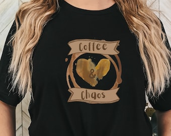 Chemise Coffee & Chaos : t-shirt unisexe en toile Bella, cadeau pour maman