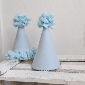 Blauwe babyfeestje 1e verjaardag, vilten feestmuts accessoire, aangepaste kegelhoed voor jongen, mini feesthoedje voor kind, pet met franje en pompon