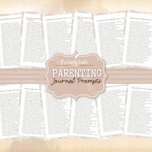 Puede incluir: Un conjunto de preguntas de diario imprimibles sobre la crianza. El diseño presenta una pancarta central con el texto "PARENTING Journal Prompts" y "My Quirky Quills". El diario incluye 365 preguntas sobre 12 temas, impresas en páginas de 21,6 x 27,9 cm.