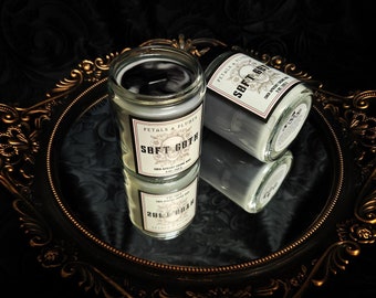 Soft Goth – Kasjmier, musk en rijpe pruimen – Marbled Witchy Candle